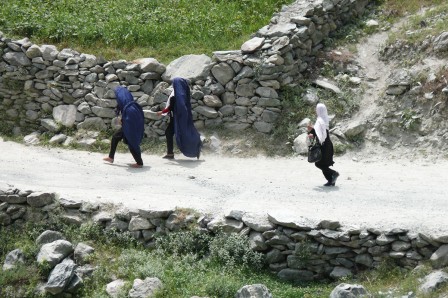 Ecolières afghanes dans le gros village en face de Qala i Khum
