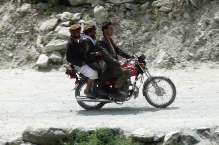 Quasiment pas de véhicules sur la rive afghane, à part quelques motos