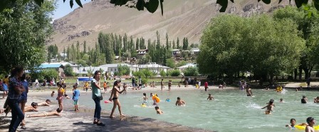 Mini-lac dans le parc de Khorog