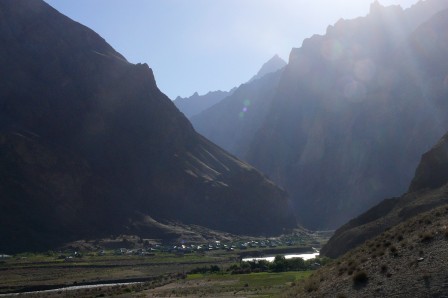 Débouché de la vallée de Vandj sur le Pyandj.