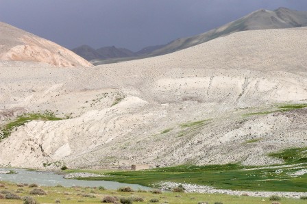 Rivière Pamir. La petite cabane de bergers sur la rive afghane est vide aujourd'hui.