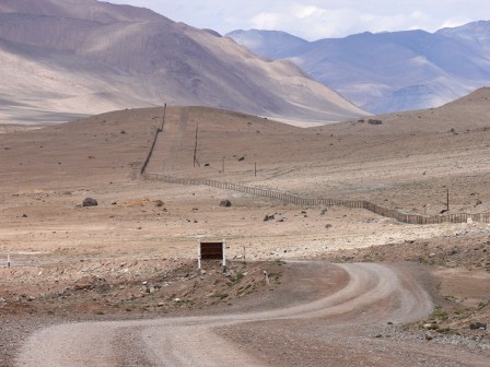 Descente du col Ak Baytal vers Karakul, le long de la clotûre de la zone interdite entre ex URSS et Chine.