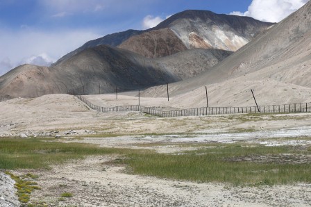 Entre Karakul et la vallée aride de Markansu, on longe de nouveau la longue clôture barbelée entre ex URSS et Chine
