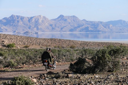 Lac salé de Tashk et bergers nomades à moto, mar. 2014