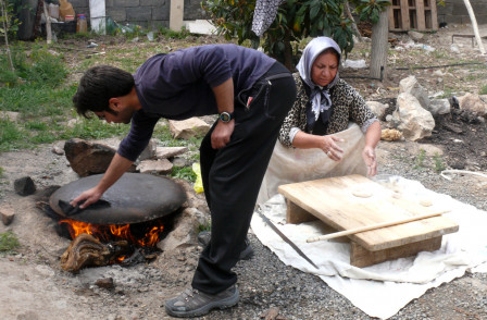 Ahmad et sa tante tadjike m'invitent à mettre la main à la pâte pour faire du pain lavash, mar. 2014