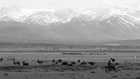 Berger à moto sur le haut plateau près de Kordkandi