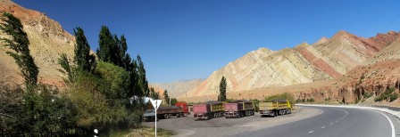 Camions de charbon dans la vallée de Gultcha