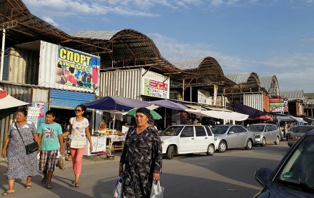 Bazar d'Osh, haut lieu de la récup de containers.