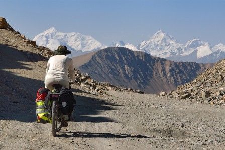 Chon Ashuu, 3822m : col d'accès à la vallée du glacier Enylchek. En face, les Tian Shan à la frontière Kyrgyzstan-Chine., juil. 2013