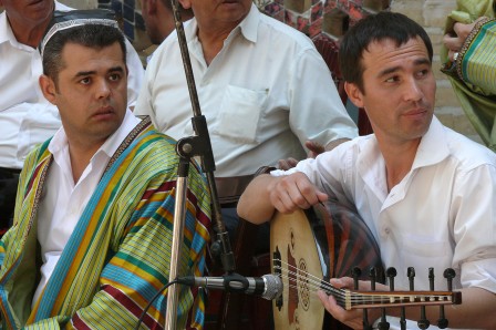 Un orchestre de musique classique traditionnelle ouzbèke participe au festival dans la cour d'un restaurant