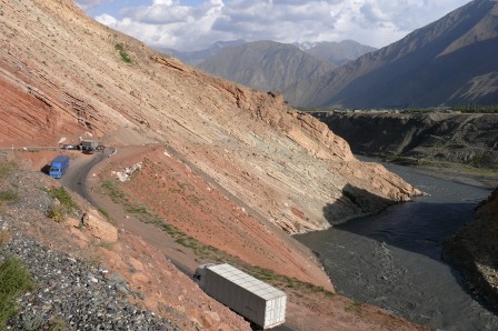 Arrivée du col Shakhristan sur la vallée de Zeravshan