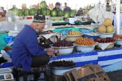 Secteur des fruits au bazar Shahmansur, Dushanbe, juin 2015 Secteur des fruits au bazar Shahmansur, Dushanbe