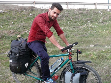 Entre Tabriz et Ardabil. Mon hôte essaie mon vélo pendant que je déguste sa brochette