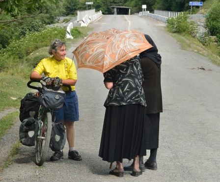 Tentative de conversation avec 2 habitantes d'un petit village géorgien. Cette année-là j'étais encore débutante en russe..., août 2011