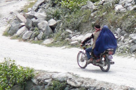 Une burqa à moto sur la rive d'en face, en amont de Qala i Khum