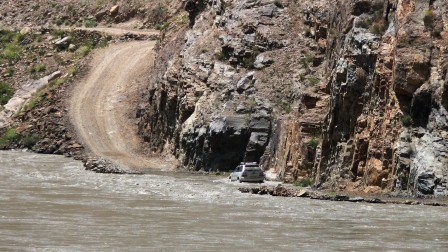 La piste côté afghan de la rivière Pyandj : y a de l'eau jusqu'au bord, et même plus...