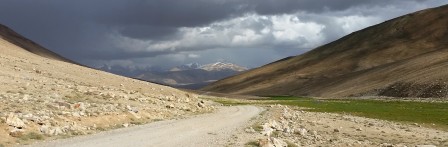 Montée de Khargush au col. La piste s'écarte de la rivière Pamir et du Petit Pamir afghan.