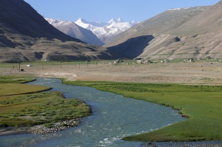 Quelques jolis pics à environ 5500m et la rivière Shoqdara au niveau de Djavchanguz