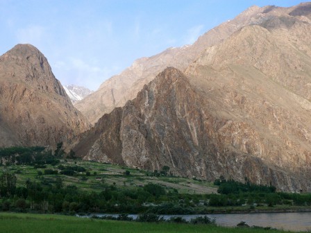 Montagnes afghanes au petit matin. Le soleil n'est pas encore levé sur la rive tadjike
