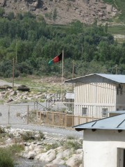Un poste-frontière fermé parmi tant d'autres. Ishkashim, Tadjikistan. En face, Sultan Ishkashim, Afghanistan.