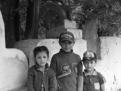 Jeunes Pamiris devant le mur d'un mazar (un petit mausolée) entre Zumgud et Vrang