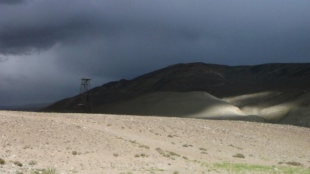 Région frontalière désertique entre Langar et Kargush. L'orage ne va pas tarder à passer de la rive afghane à la rive tadjike