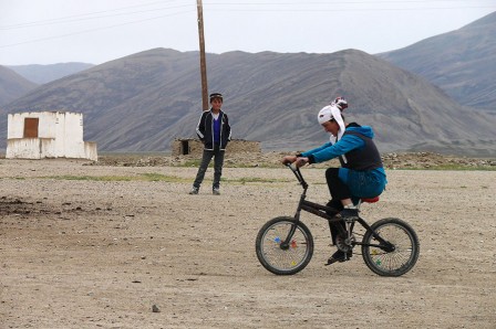 Bulunkul (Pamir tadjik). Petits et grands enfants peuvent jouer avec les quelques vélos du village.