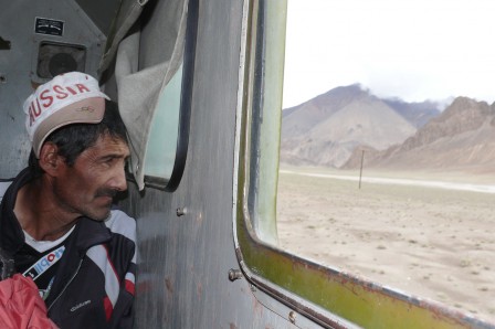 Cantonnier tadjik dans un camion tout-terrain