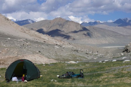 Bivouac au col Uy Buluq, 4230 m. En contrebas, on devine la vallée aride de Markansu