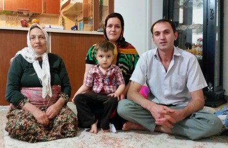 Erfan, ses parents et sa grand-mère