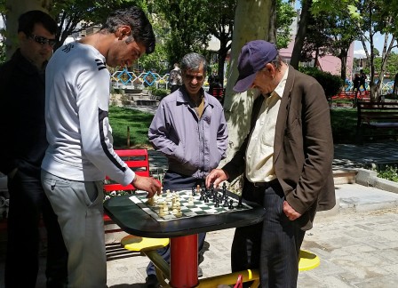 Square Vali Asr. Joueurs d'échecs.