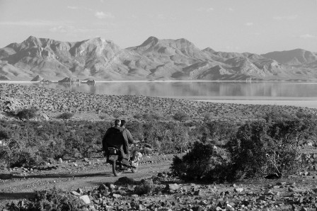 Lac salé de Tashk et bergers nomades à moto