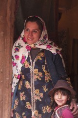 Abyaneh. En tenue traditionnelle sur le seuil d'une boutique