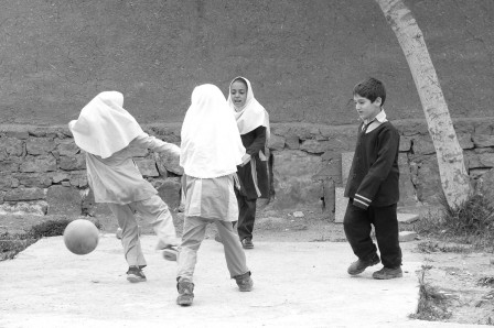 Cour de la petite école d'Abyaneh. Une classe mixte, et les filles jouent au foot pendant la récré.