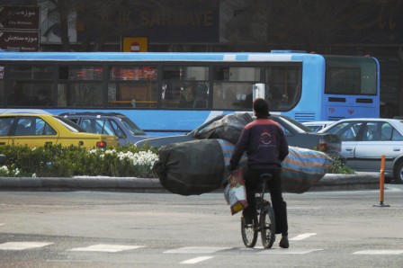 Tabriz. Livreur à vélo avec sacoche de guidon XXL