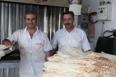 Pain lavash dans une boulangerie d'Osku. Taarof et hospitalité : j'ai demandé 3 fois à payer mon pain...