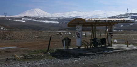 Pause pique-nique au sommet d'un col entre Tabriz et Sarab. C'est dans la descente suivante que j'ai pris froid...