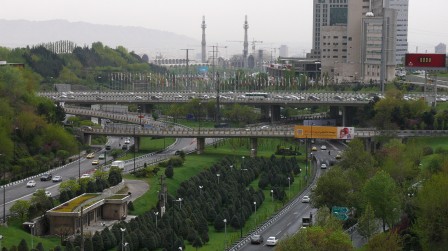 Téhéran. Voies express vues du parc Ob-e Atash