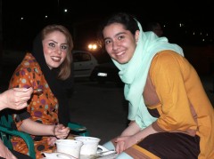 Pique-nique en soirée sur la colline du parc Koohsar, dans le nord-ouest de Téhéran