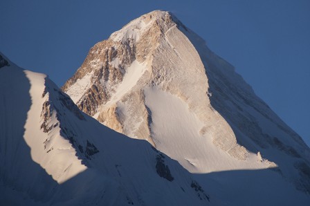 Khan Tengri (7000m). L'arrête de marbre en fin d'après-midi, vue du glacier Diki