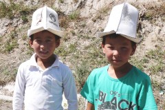 Jeunes kyrgyzes portant fièrement leur ak kalpak