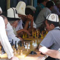 Le coin des joueurs d'échec dans le parc central d'Osh