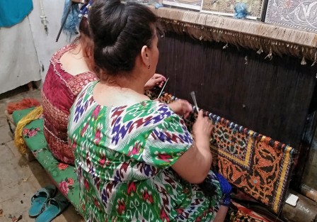 Atelier a Khiva. Nouage de tapis en soie.