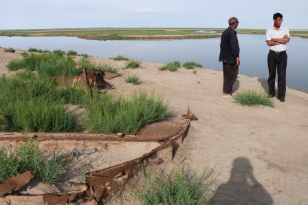 Un pêcheur et un autre ami de Nazarbay au bord d'un bras de ce qui reste de l'Amou Darya
