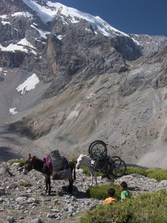 Intermodalité âne + vélo dans les Monts Fan au Tadjikistan, août 2012