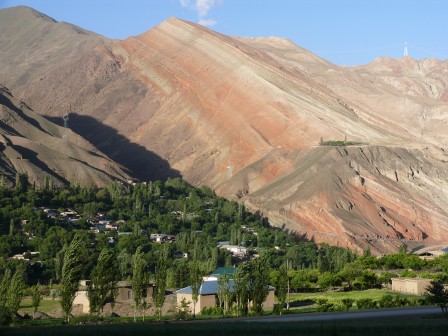 Pentes du col Shakhristan vues de la vallée de Zeravshan rive gauche