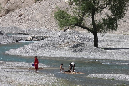 Shing, vallée des Haft Kul (Tadjikistan). Une activité familiale et ludique : lavage de tapis.