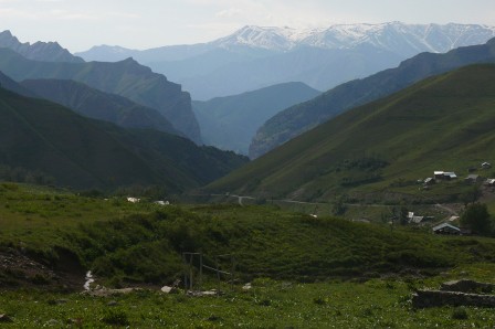 Vue sur la vallée de Tavildara depuis les alpages entre Saferodon et le col Khaburabod