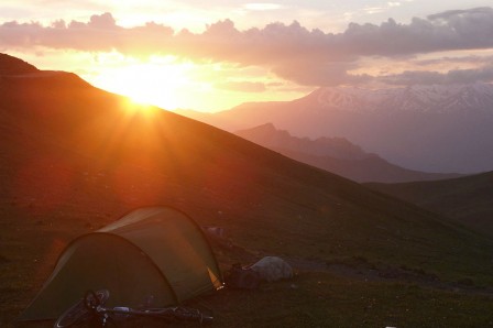 Bivouac à 3200 m, peu avant le col Khaburabod, versant nord (Tadjikistan)