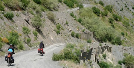 Route M41 dans la descente du col Khaburabod sur Qala i Khum, juin 2015